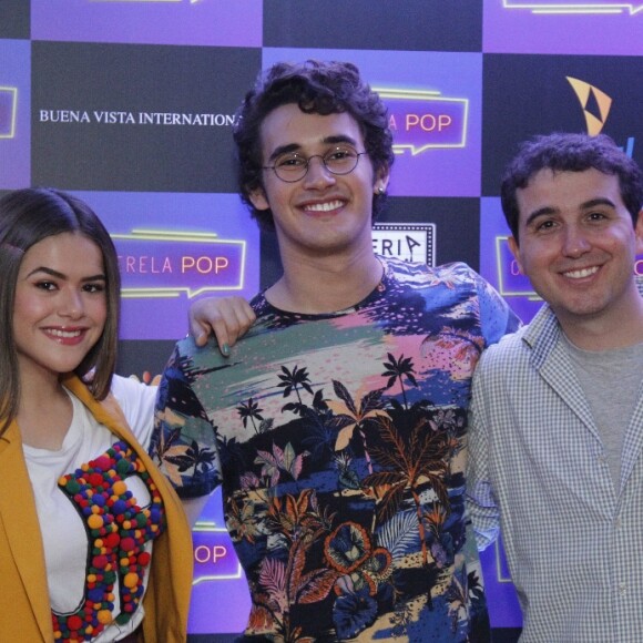 Maisa Silva posou com colegas de elenco na pré-estreia do filme 'Cinderela Pop'