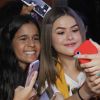 Maisa Silva fez a traidicional selfie com fãs durante a pré-estreia do filme 'Cinderela Pop'