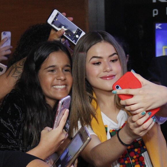 Maisa Silva fez a traidicional selfie com fãs durante a pré-estreia do filme 'Cinderela Pop'