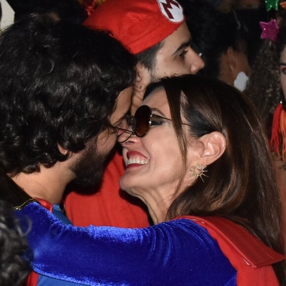 Fátima Bernardes e Túlio Gadêlha se vestiram de Super-Heróis para baile de carnaval em Olinda, Pernambuco