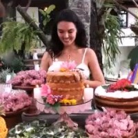 Isis Valverde faz festa de 32 anos em Trancoso e abocanha bolo em festa. Vídeo!