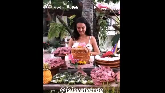 Amiga de Isis Valverde mostra atriz 'atacando' bolo de aniversário