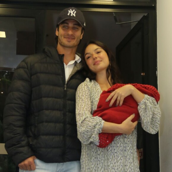Isis Valverde fez autoreflexão e citou filho: 'Daqui pra lá muitas decisões foram tomadas, viagens canceladas e roupas descartadas, de lá pra cá cada sorriso recebido, um milagre, meu filho, meu maior presente!'
