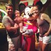 Nívea Stelmann posa ao lado da filha e do marido, em passeio pela Disney