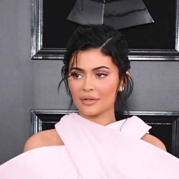 Em entrevista à Paper Magazine, Kylie Jenner contou que as mudanças em seu rosto se devem aos preenchimentos estéticos