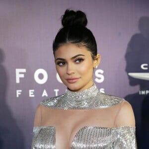 Dona da Kylie Cosmetics, Kylie Jenner contou que a maquiagem a faz se sentir empoderada