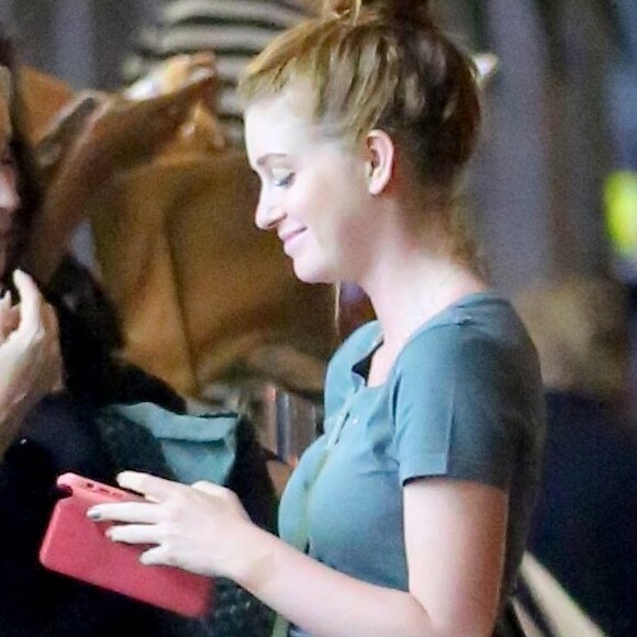 Marina Ruy Barbosa foi clicada sem aliança durante passeio com a mãe em shopping do Rio. 'Tirou para gravar', explicou ao Purepeople sua assessoria