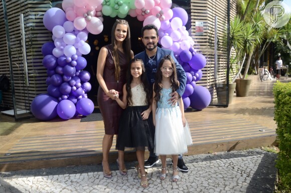 Luciano Camargo e a mulher, Flávia Fonseca, comemoraram o aniversário das filhas, Helena e Isabella