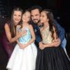 Luciano Camargo e a mulher, Flávia Fonseca, posaram com filhas gêmeas em aniversário