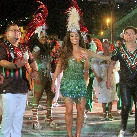 Juliana Paes vibrou com a mudança nas gravações na web: 'Pra quem ia dar um 'rasante' só pro desfile, poder, agora, acompanhar tudo de perto, é a melhor notícia!'