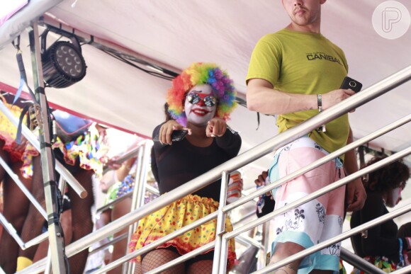 Ludmilla acena para fotógrafo durante Bloco da Preta, no Rio de Janeiro