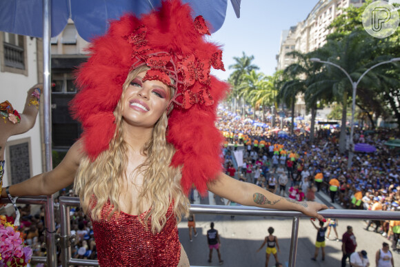 Luísa Sonza apostou em look vermelho com adorno na cabeça repleto de plumas