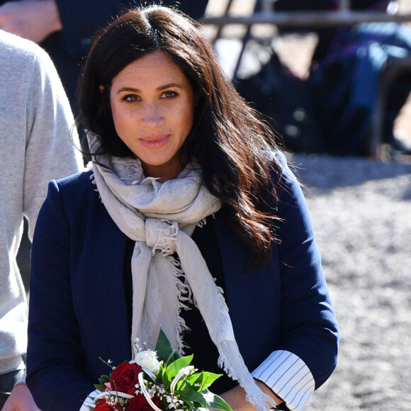 
Casual chic: o look de calça preta e blazer comprido azul-marinho by Alice + Olivia que Meghan Markle usou em Marrocos, no dia 24 de fevereiro de 2019

