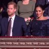 Com look inspirado na princesa Diana, Meghan Markle quebra protocolo com Harry em espetáculo beneficente ao segurar a mão do marido na quarta-feira, dia 17 de janeiro de 2019
