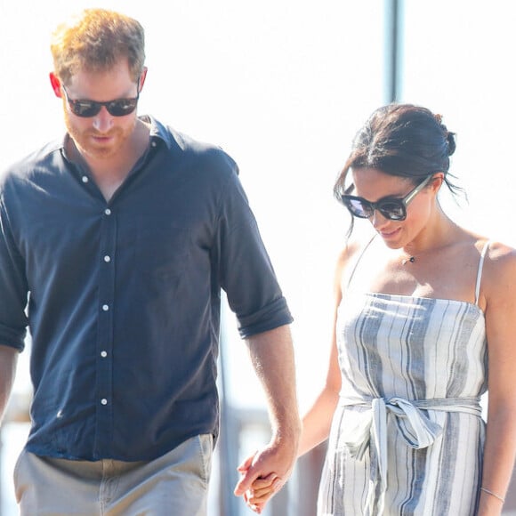 
Meghan Markle também costuma ousar no look. A ex-atriz exibiu as pernas com um look com fenda na Austrália, este tipo de roupa é proibida já que os membros da família real devem usar roupa abaixo do joelho e também não podem mostrar o colo

