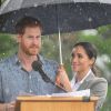 

Meghan Markle também chamou atenção ao segurar guarda-chuva para o marido, príncipe Harry, em um evento



