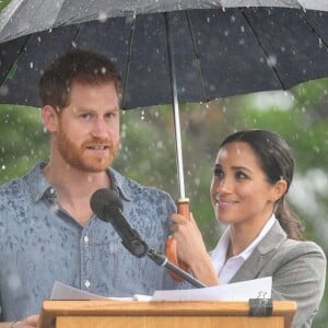 

Meghan Markle também chamou atenção ao segurar guarda-chuva para o marido, príncipe Harry, em um evento



