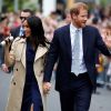 
Meghan Markle e príncipe Harry infringem as regras da família real ao andarem de mãos dadas, já que não podem demonstrar afeto em público

