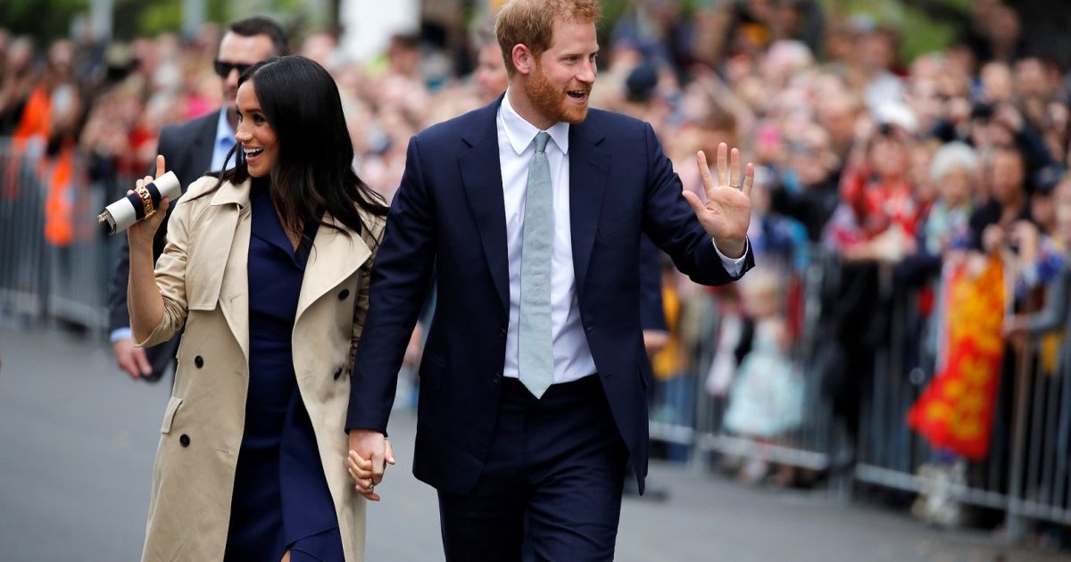 Meghan Markle e pr&iacute;ncipe Harry infringem as regras da fam&iacute;lia real ao  andarem de m&atilde;os dadas, j&aacute; que n&atilde;o podem demonstrar afeto em p&uacute;blico -  Purepeople