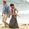 

Meghan Markle rompeu mais uma regra ao ficar descalça em uma praia, na Austrália. Os membros da realeza não devem usar sandálias nem retirar os calçados em público durante os compromissos reais


