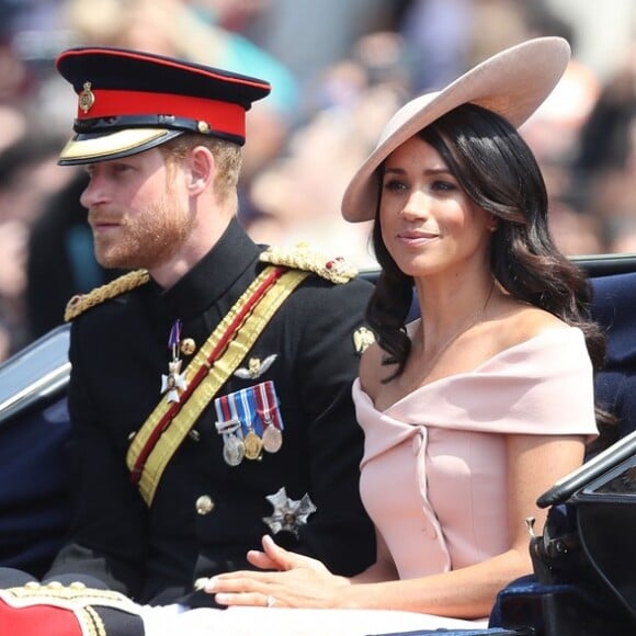 

Meghan Markle, em outra quebra de protocolo, deixou o colo à mostra no Trooping the Colour, a tradicional parada militar, em junho de 2018. O look não é apropriado já que as mulheres da família real devem evitar exibir esta região em compromissos oficiais


