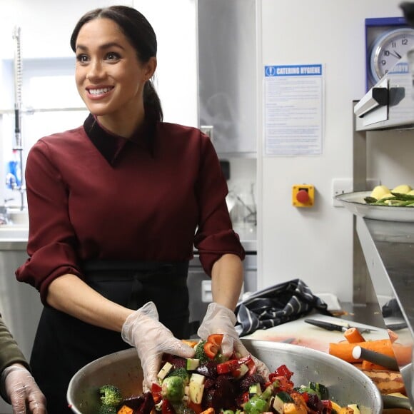 Meghan Markle cozinhou também ao lado de voluntárias da Cozinha Comunitária Hubb, em Londres, em 21 de novembro de 2018
