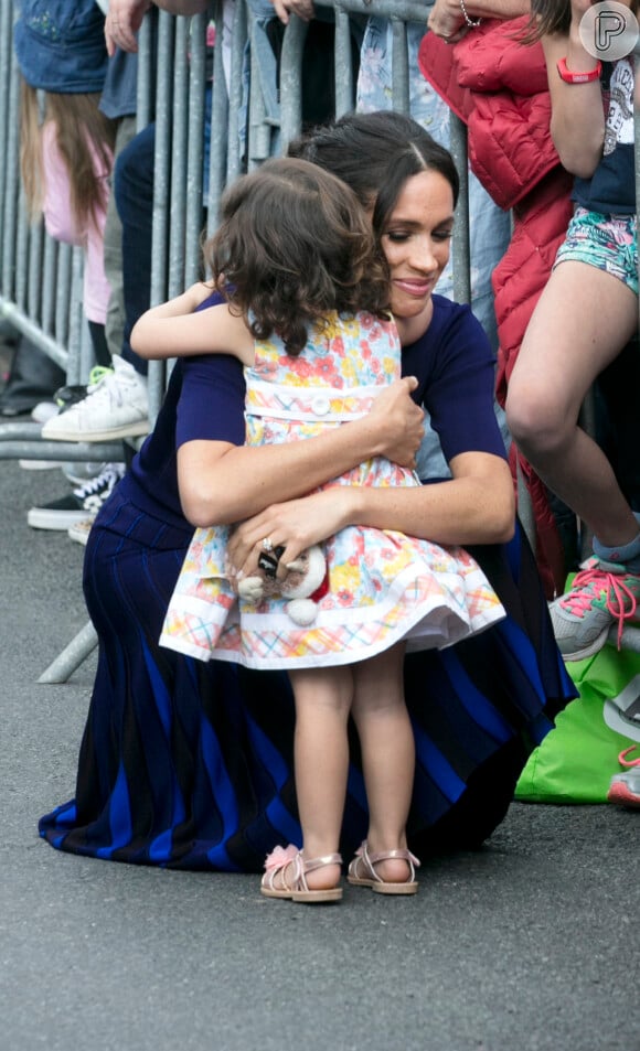 Meghan Markle não poderia demonstrar afeto em público, mas a artista até pediu um abraço a uma menina de dois anos em visita à Nova Zelândia 
