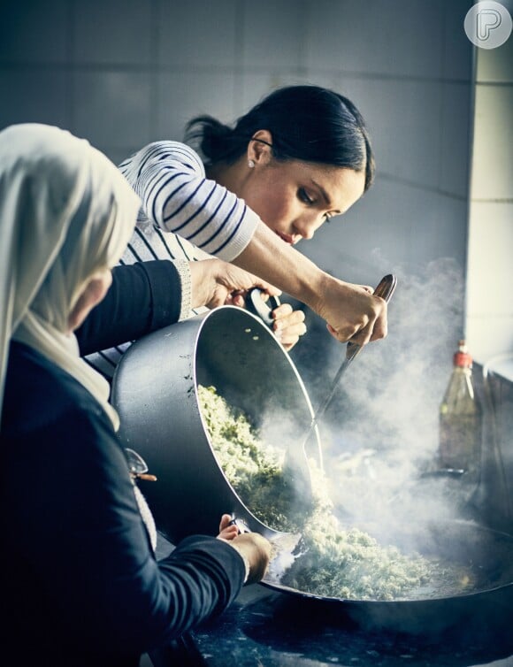 Meghan Markle cozinhou com mulheres da Cozinha Comunitária Hubb, vítimas do incêndio na torre Grenfell, em Kensington, Londres
