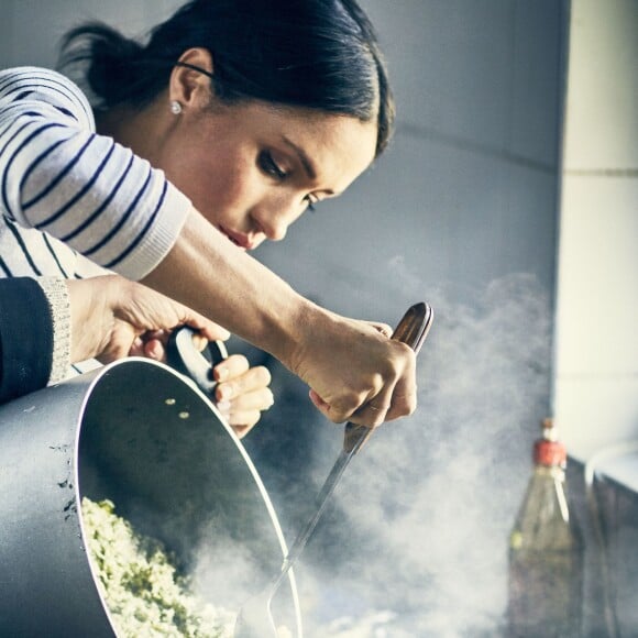 Meghan Markle cozinhou com mulheres da Cozinha Comunitária Hubb, vítimas do incêndio na torre Grenfell, em Kensington, Londres
