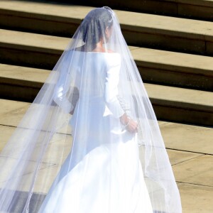 
Meghan Markle subiu a escadaria da capela, no seu casamento com o Príncipe Harry, sozinha em uma quebra de tradição

