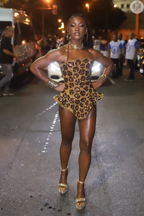Erika Januza aposta em vestido de onça em ensaio de Carnaval
