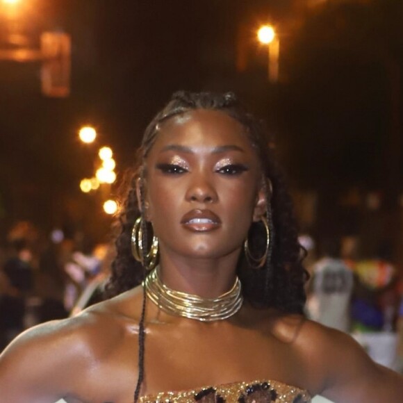 Erika Januza aposta em vestido de onça em ensaio de Carnaval