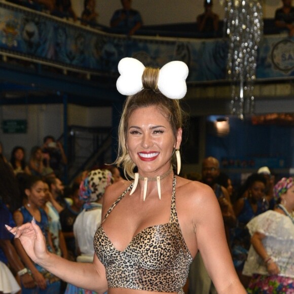 Lívia Andrade aposta no cropped de oncinha combinando com short de mesma estampa para criar a fantasia de Pedrita