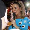 Com bonecos da Turma da Mônica, Claudia canta em Salvador, enquanto segura Sansão, famoso coelhinho da Mônica