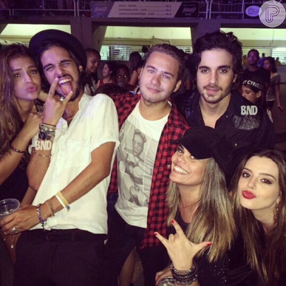 Bruna Marquezine curtiu o show de Miley Cyrus ao lado de Fiuk, Giovanna Lancellotti e amigos