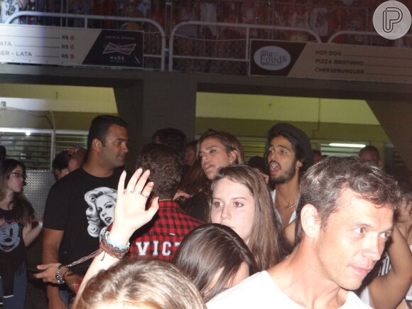 Bruna Marquezine se diverte em show de Miley Cyrus ao lado de amigos