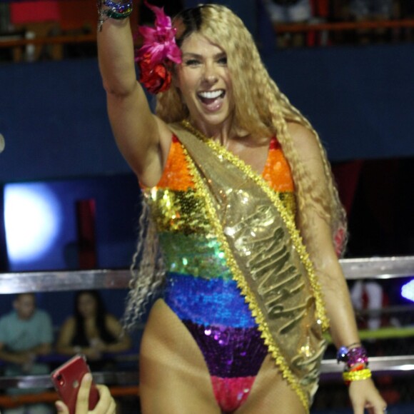 Adriane Galisteu se inspira em Anitta em Carnaval na Bahia