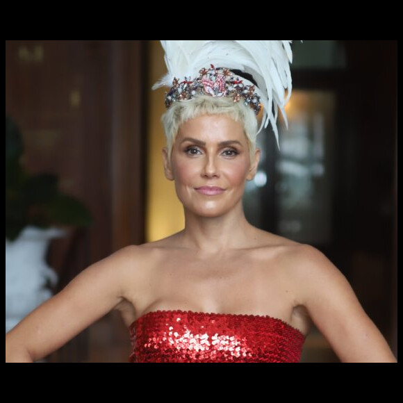 Deborah Secco faz dobradinha nesse Carnaval. Ela é rainha do Baile do Copa e musa do Camarote Allegria