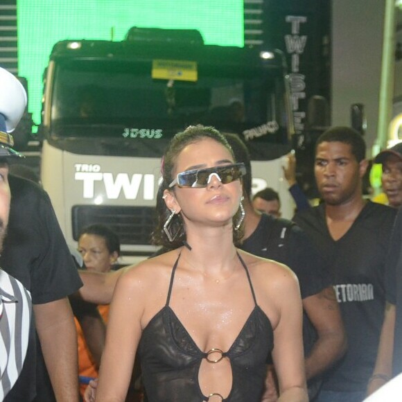 Bruna Marquezine desceu do trio elétrico de Anitta, nesta sexta-feira, 1º de março de 2019