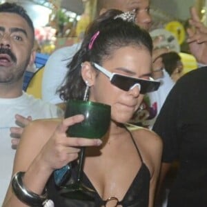 Bruna Marquezine se divertiu no 'Bloco das Poderosas' de Anitta, nesta sexta-feira de carnaval, 1º de março de 2019