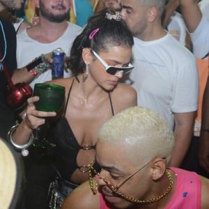 Bruna Marquezine requebrou cercada de seguranças no 'Bloco das Poderosas' de Anitta, nesta sexta-feira, 1º de março de 2019