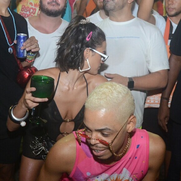 Bruna Marquezine se jogou no 'Bloco das Poderosas' de Anitta, nesta sexta-feira de carnaval, 1º de março de 2019