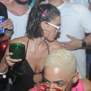 Bruna Marquezine requebrou cercada de seguranças ao curtir o 'Bloco das Poderosas' de Anitta, nesta sexta-feira, 1º de março de 2019