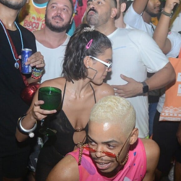 Bruna Marquezine requebrou cercada de seguranças ao curtir o 'Bloco das Poderosas' de Anitta, nesta sexta-feira, 1º de março de 2019