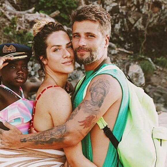 Bruno Gagliasso e Giovanna Ewbank adoram curtir dias de férias em Fernando de Noronha com a filha, Títi