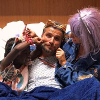 Bruno Gagliasso recebe visita de Gio Ewbank e Títi no hospital: 'Carnaval'