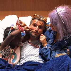 Bruno Gagliasso recebe visita de Giovanna Ewbank e da filha, Títi, no hospital durante o Carnaval