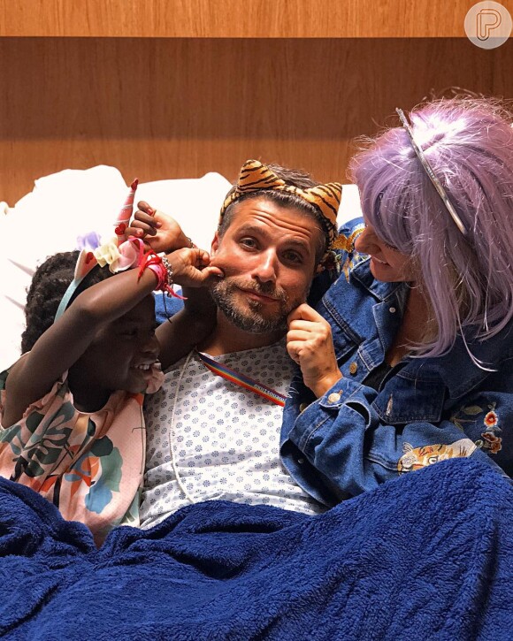 Bruno Gagliasso recebe visita de Giovanna Ewbank e da filha, Títi, no hospital durante o Carnaval