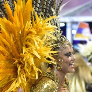 Ellen Rocche comandou a bateria da Rosas de Ouro pelo 13º carnaval consecutivo