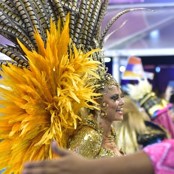 Ellen Rocche comandou a bateria da Rosas de Ouro pelo 13º carnaval consecutivo